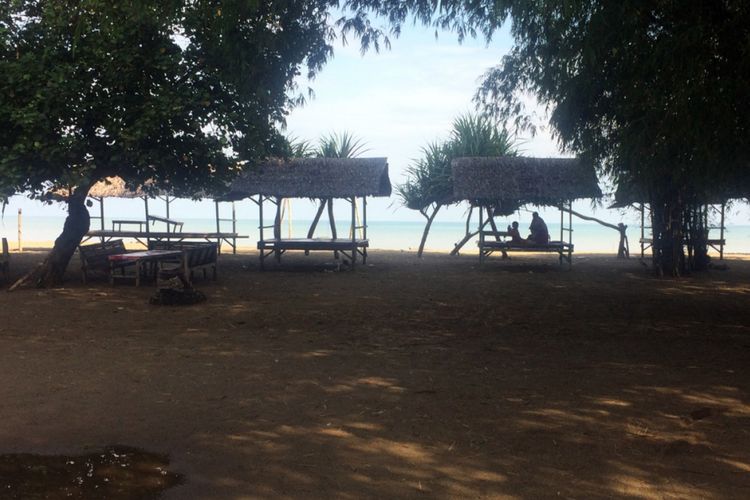 Pondok tempat duduk wisatawan menghadap laut di Pantai Lancok, Kecamatan Syamtalira Bayu, Aceh Utara