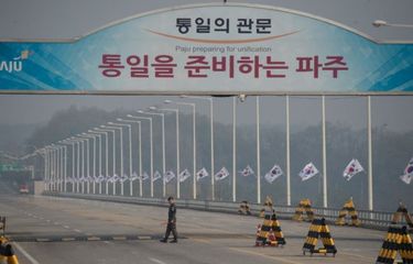 Seorang tentara Korea Selatan berjalan di jembatan Tongil,  sebelum pos pemeriksaan yang mengarah ke Zona Demiliterisasi dan desa gencatan senjata Panmunjom, di Paju, Jumat (27/4/2018). (AFP/Ed Jones)