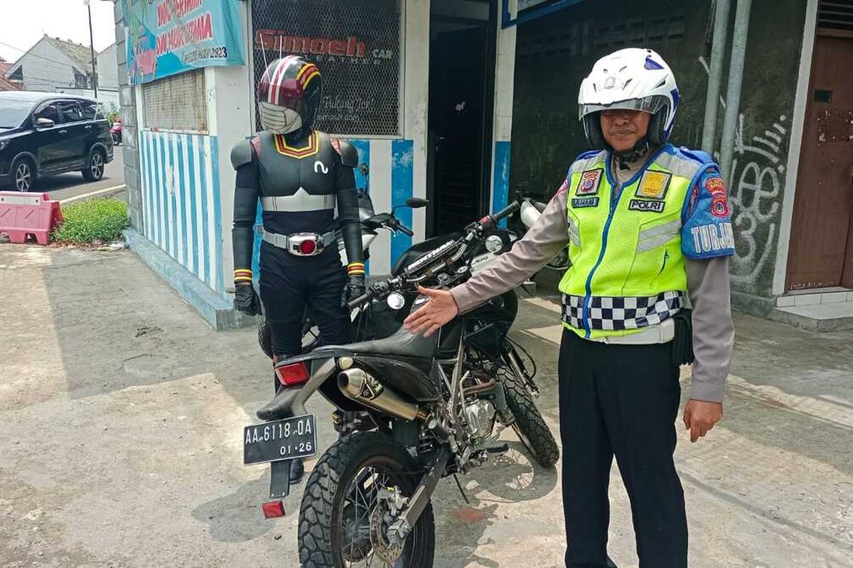 Gunakan knalpot brong, seorang pengendara sepeda motor berpakian cosplay hero Ksatria Baja Hitam ditilang saat di perempatan Kentungan, Jalan Kaliurang, Sleman. (Foto dokumentasi Satlantas Polresta Sleman).