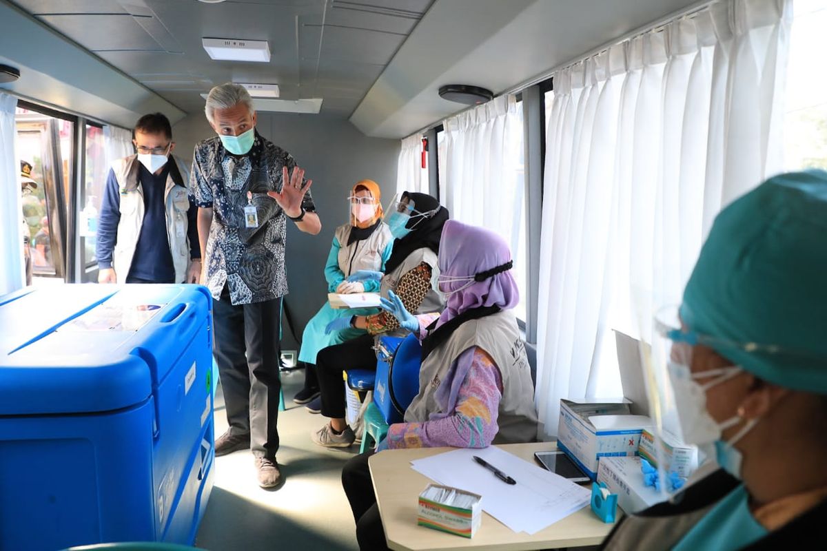 Gubernur Jawa Tengah (Jateng) Ganjar Pranowo saat meluncurkan dua bus vaksin milik Dinas Kesehatan (Dinkes) Jateng di Desa Karangrejo, Kecamatan Borobudur, Magelang, Rabu (8/9/2021).
