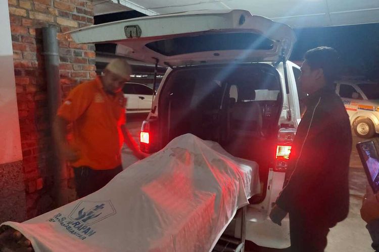 Jasad Herman Syahputra Pohan (39) sempat dilarikan ke rumah sakit usai tewas ditikam di kedai tuak di Nagori Bahliran Siborna, Kecamatan Panei, Kabupaten Simalungun, Sumatera Utara. |Dok: Polres Simalungun.