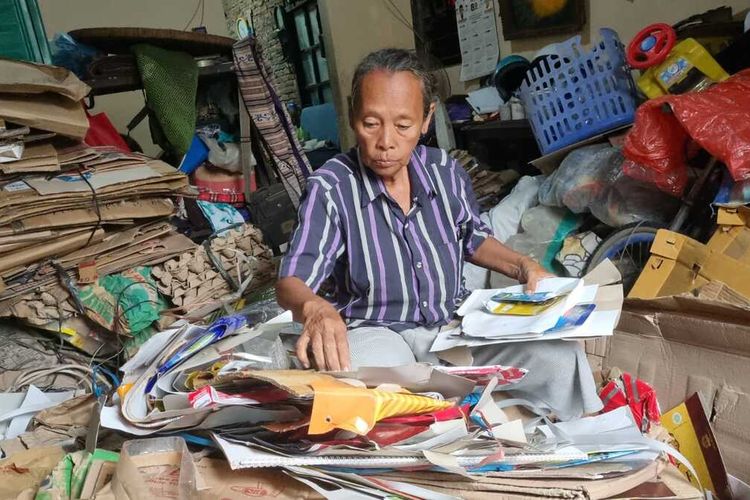 Mak Siti memilah sampah hasil rosok di rumahnya yang beralamatkan di Kelurahan Sawah Besar, Gayamsari, Kota Semarang, Jumat (20/1/2023).