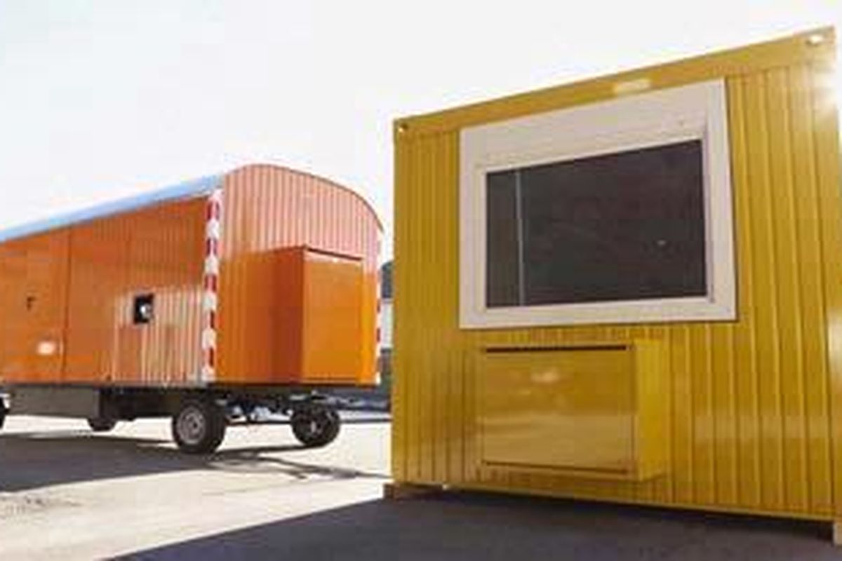 Kontainer juga bisa dibikin menjadi rumah, ruang kelas atau ruangan kantor lengkap dengan penyejuk udara (AC) dan kamar mandi.