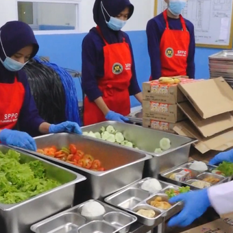 Sejak dini hari, tim SPPG Tlogorejo bekerja menyiapkan ribuan porsi Makan Bergizi Gratis, memastikan setiap bahan segar ditangani sesuai standar gizi dan kebersihan.