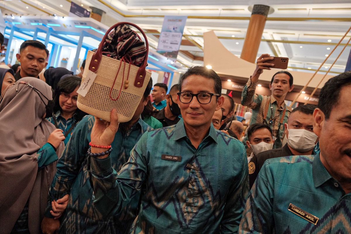 Menteri Pariwisata dan Ekonomi Kreatif, Sandiaga Salahuddin Uno mengunjungi acara INACRAFT 2023 di JCC Senayan, Jakarta Pusat pada Rabu (1/3/2023).