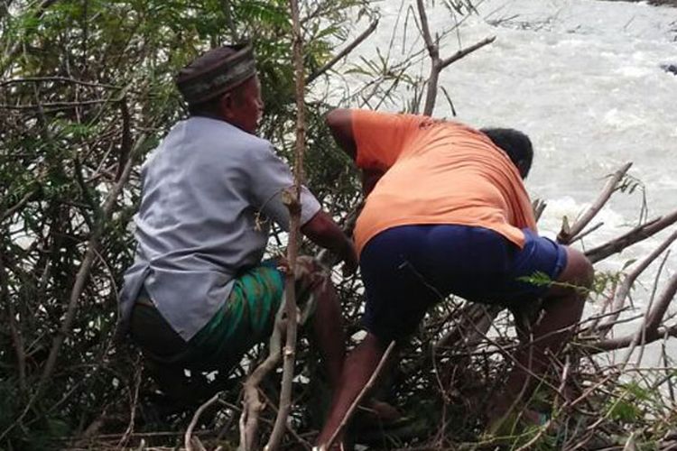 Tua adat Suku Kengge, Sabtu (2/12/2017) sedang mengantar perahu yang berisi belalang, keong mas, tikus, dan walang sangit. Ini merupakan bagian dari Podo Puzu, ritual mistis Suku Kengge di Kampung Padarambu, Kelurahan Watunggene, Kecamatan Kota Komba, Kabupaten Manggarai Timur, Flores, NTT.