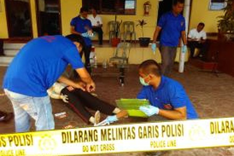 Sejumlah personel Polsek di jajaran Polres Pematangsiantar sedang memperagakan olah TKP di Mapolres Pematangsiantar, Sumatera Utara, Kamis (13/8/2015).