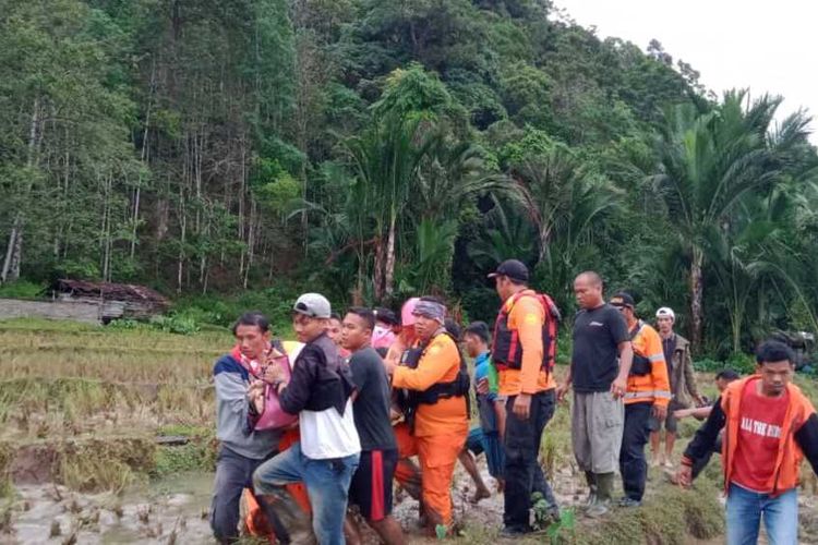 Petugas Tim SAR Gabungan saat proses pencarian dan mengevakuasi korban yang tewas tertimbun material longsor di Kecamatan Andam Dewi, Tapanuli Tengah, Rabu (29/1/2020). Akibat kejadian banjir dan longsor tersebut, sedikitnya tujuh warga dinyayatakan meninggal dunia.