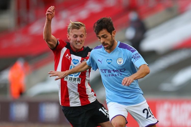 Bernardo Silva (kanan) berduel dengan James Ward-Prowse (kiri) pada laga Southampton vs Manchester City di Stadion St. Mary dalam lanjutan pekan ke-33 Premier League, kasta teratas Liga Inggris, Minggu 6 Juli 2020.