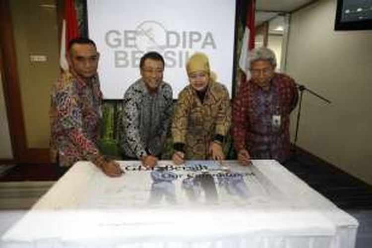 Direktur Utama PT Geo Dipa Energi Riki Ibrahim (kedua kiri), Direktur Keuangan Ikbal Nur (kiri), Direktur Umum dan SDM Aulijati Wachjudiningsih (kedua kanan), dan Komisaris Utama Achmad Sanusi (kanan) di Jakarta, Jumat (9/12/2016). Bertepatan dengan Hari Anti Korupsi Sedunia PT Geo Dipa Energi (Persero) mendeklarasikan Geo Dipa Bersih sebagai penerapan Good Corporate Governance (GCG).