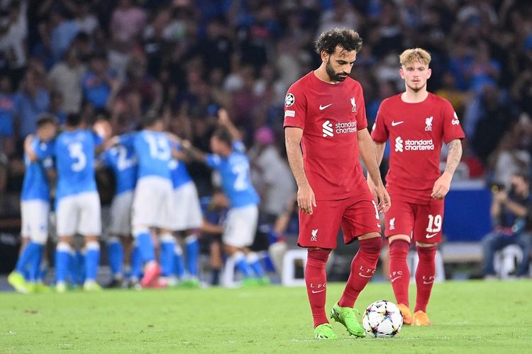 Reaksi penyerang Liverpool Mohamed Salah (kiri) setelah Napoli mencetak gol keempat pada pertandingan leg pertama Grup A Liga Champions Napoli vs Liverpool di Stadion Diego Armando Maradona di Naples pada 7 September 2022. (Foto oleh Alberto PIZZOLI / AFP )