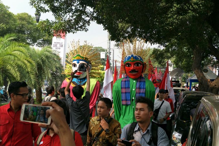 Rombongan PDIP di depan Kantor KPU, Selasa (17/7/2018)