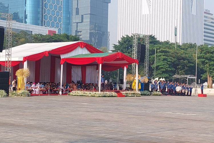 Gubernur DKI Jakarta Anies Baswedan menjadi inspektur upacara saat upacara peringatan Hari Rapat Raksasa Ikada ke-77 yang digelar pada Senin (19/8/2022).