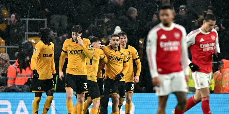 Hasil Wolves vs Arsenal dalam lanjutan Liga Inggris (Premier League) 2025-2026, Kamis (19/2/2026) dini hari WIB, berakhir dengan skor 2-2. Para pemain Wolves dalam foto ini merayakan gol bunuh diri bek Arsenal Riccardo Calafiori.