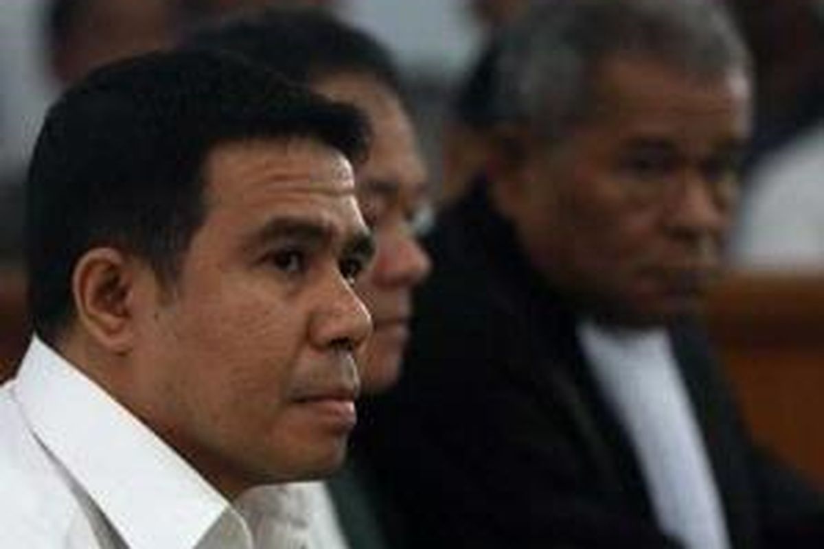 Eduardus Ndopo Mbete alias Edo, terdakwa kasus pembunuhan Direktur Utama PT Putra Rajawali Banjaran, Nasrudin Zulkarnaen menjalani persidangan di Pengadilan Negeri Tangerang, Banten.