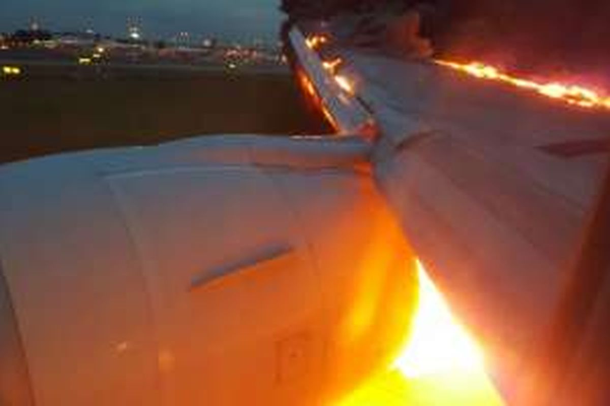 Sayap kanan B777 Singapore Airlines yang terbakar sesaat setelah mendarat darurat di bandara Changi, SIngapura karena kebocoran oli, Senin (27/6/2016) pagi.