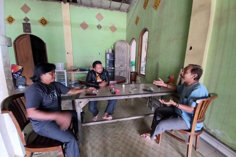 Ronggo Warsito, Teguh dan Edy saat berbincang di warung kopi depan gerbang masuk titik nol IKN, Kecamatan Sepaku, PPU, Kaltim, Minggu (19/3/2023). 