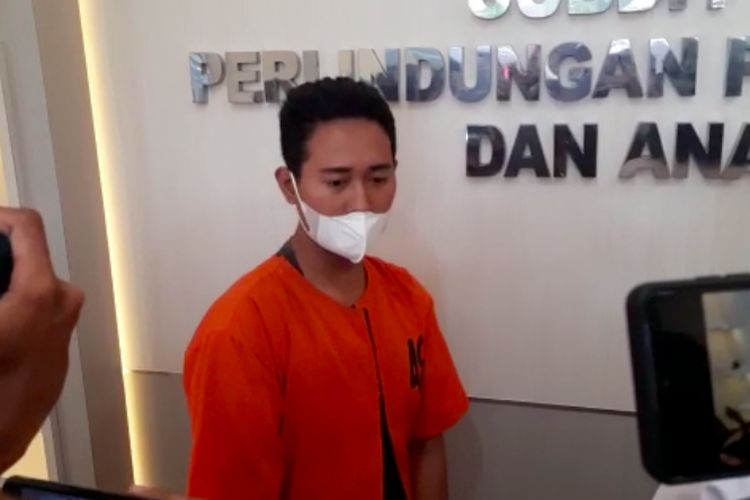 MF (19) guru mengaji di Palembang yang telah mencabuli tiga muridnya saat berada di Polda Sumatera Selatan, Rabu (9/3/2022).