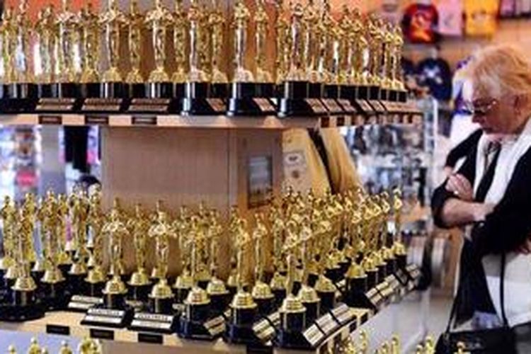 Sejumlah toko menjual miniatur patung Oscar untuk souvenir jelang perhelatan Academy Awards 2013 di kawasan Hollywood and Highland Avenues, Hollywood, California.  