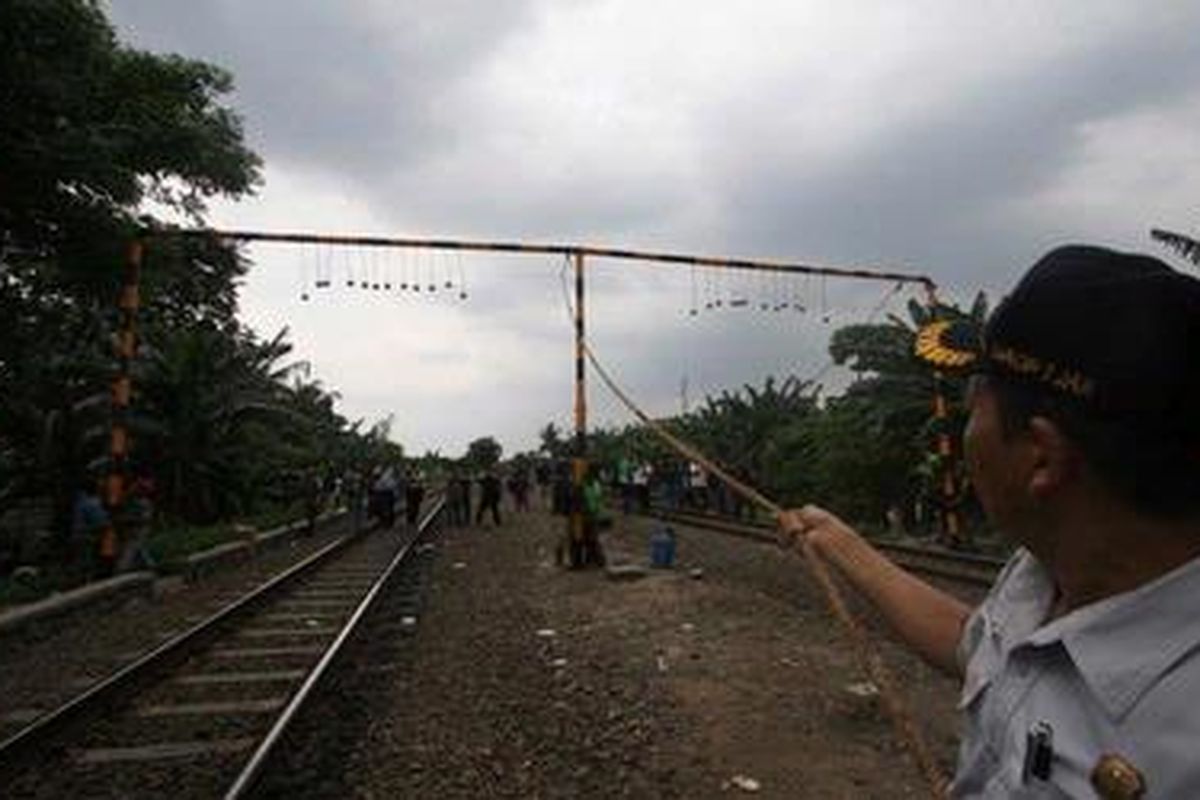 Inilah bandul beton penghalau penumpang di atas atap kereta yang baru dipasang di Bekasi, Selasa (17/1/2012).