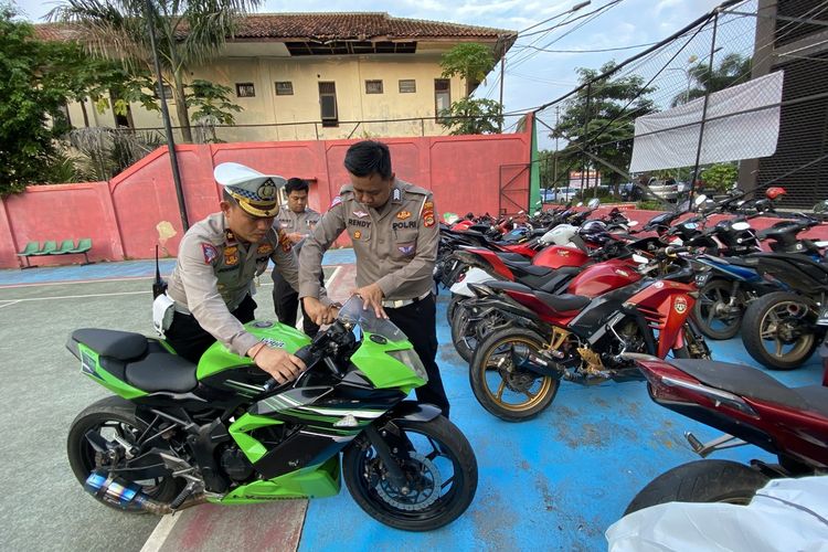 Kasatlantas Polresta Bandar Lampung, Kompol Ikhwan Syukri memeriksa salah satu motor sport yang disita karena memasang knalpot brong, Rabu (8/5/2024).