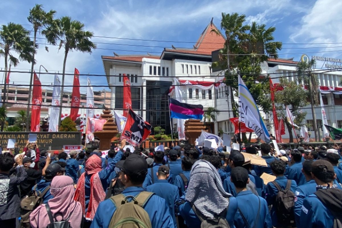 Ratusan mahasiswa tiba di Kantor DPRD Jatim, Jumat (23/8/2024).