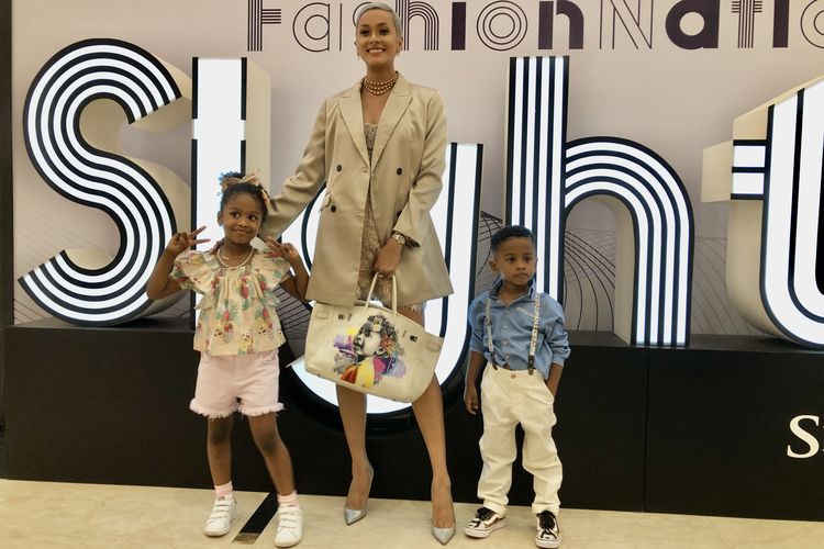 Kimmy Jayanti dan anak-anaknya di sebuah acara fashion show, di Jakarta.
