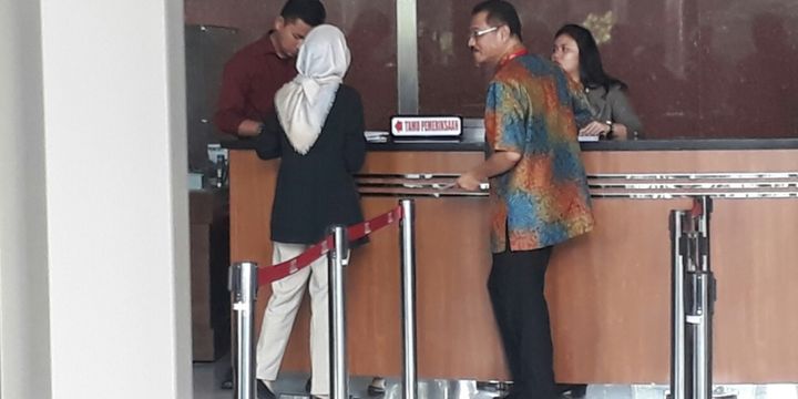Mantan Menteri Dalam Negeri Gamawan Fauzi mendadak mendatangi gedung KPK, Kuningan, Jakarta, Kamis (22/3/2018).