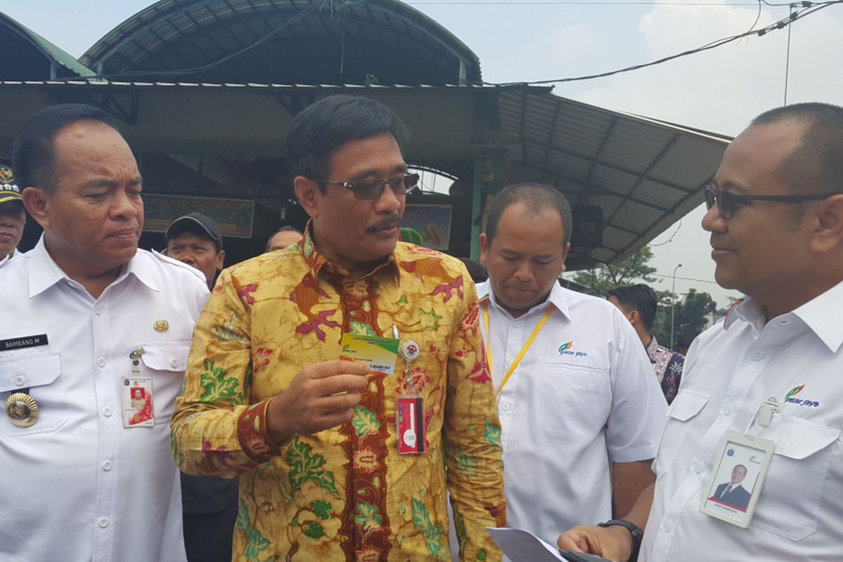 Wakil Gubernur DKI Jakarta Djarot Saiful Hidayat meninjau pembangunan pasar grosir di Pasar Induk Kramatjati, Jakarta Timur, pada Rabu (3/5/2017) siang. 