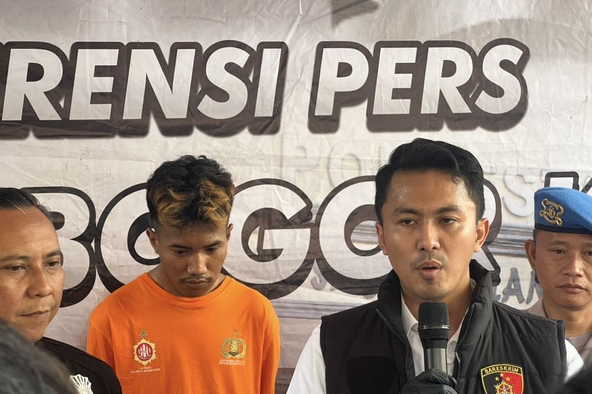 RA (27) pelaku pembunuhan terhadap jasad pria berinisial TS (60) yang ditemukan tewas di aliran Sungai Cidepit, Kecamatan Bogor Barat, Kota Bogor pada Sabtu (29/6/2024).