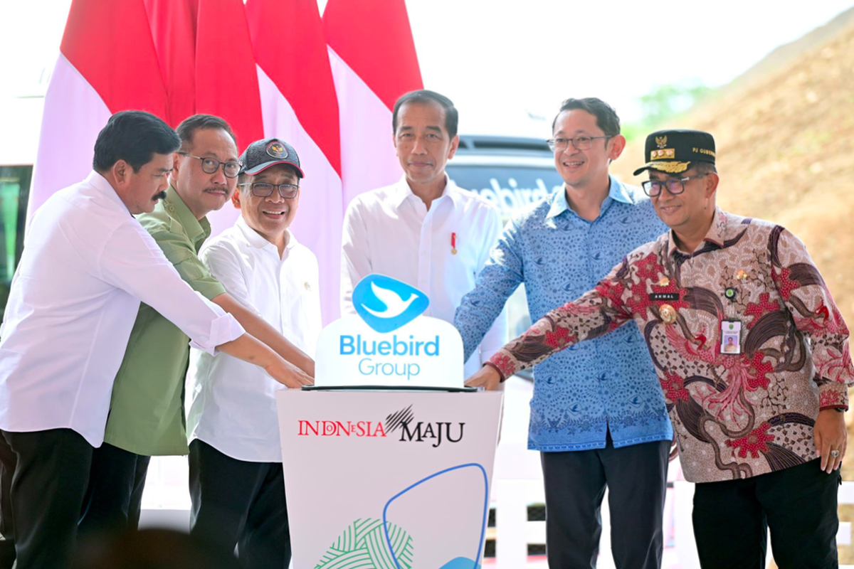 PT Blue Bird Tbk memulai pembangunan transportasi ramah lingkungan di kawasan penunjang Ibu Kota Nusantara (IKN), Kamis (21/12/2023).
 Prosesi peletakan batu pertama atau groundbreaking diresmikan oleh Presiden Joko Widodo bersama Menteri ATR/Kepala BPN Hadi Tjahjanto, Menteri Sekretaris Negara Pratikno, Kepala Otorita IKN Bambang SUsantono dan Direktur Utama PT Blue Bird Tbk Adrianto Djokosoetono.