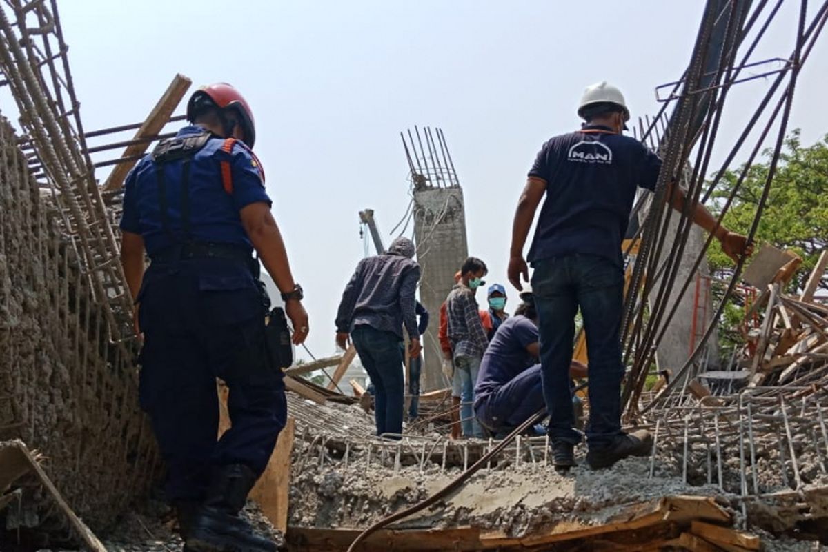 Petugas pemadam kebakaran masih berupaya mengevakuasi pekerja bangunan yang terjebak akibat runtuhnya proyek rumah di Pantai Indah Kapuk, Sabtu (15/9/2018).