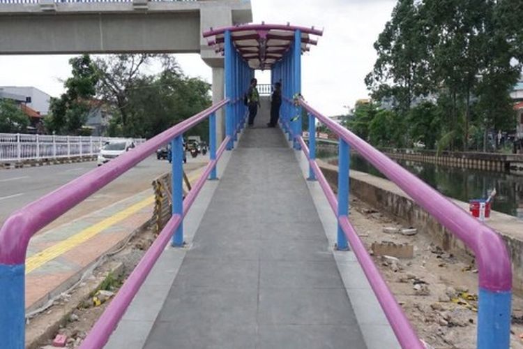 Jembatan Penyebrangan Orang (JPO) Jelambar Barat yang terletak di Jalan Pangeran Tubagus Angke, Tambora, Jakarta Barat pada Jumat (14/12/2018).