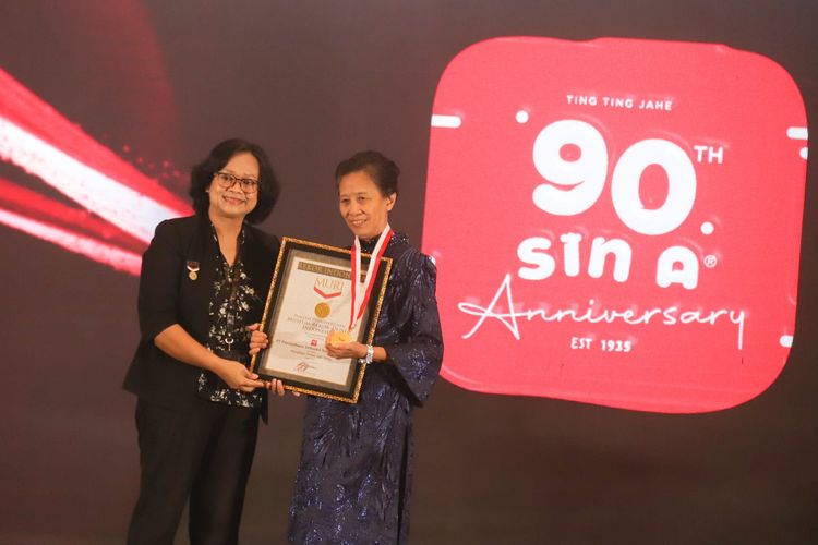 Direktur Utama PT Sindu Amritha Dyah Purwaningsih menerima piagam dari MURI sebagai perusahaan permen jahe terlama yang sudah berdiri sejak tahun 1935.