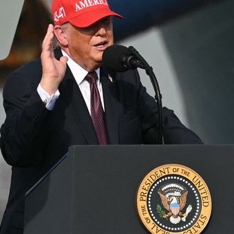 Presiden Amerika Serikat Donald Trump saat berpidato mengenai energi di Port of Corpus Christi, Negara Bagian Texas, 27 Februari 2026.