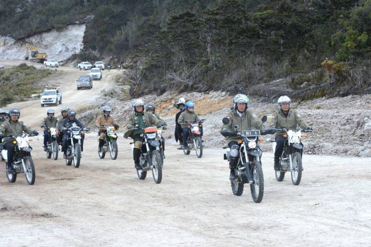 Presiden Joko Widodo menaiki motor trail meninjau pengerjaan jalan Trans Papua, Rabu (10/5/2017).