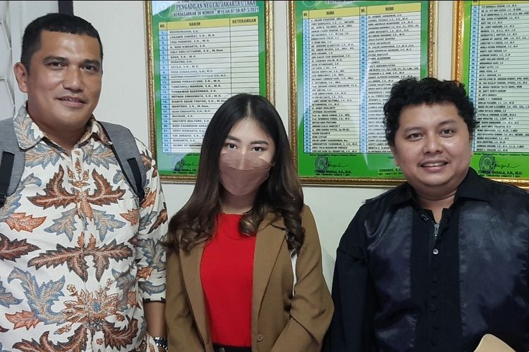 Ayu Thalia didampingi tim kuasa hukumnya usai menghadiri sidang dengan agenda tuntutan di Pengadilan Negeri (PN) Jakarta Utara, pada Kamis (24/11/2022). Ayu berstatus sebagai terdakwa dugaan pencemaran nama baik putra Ahok, Nicholas Sean.  