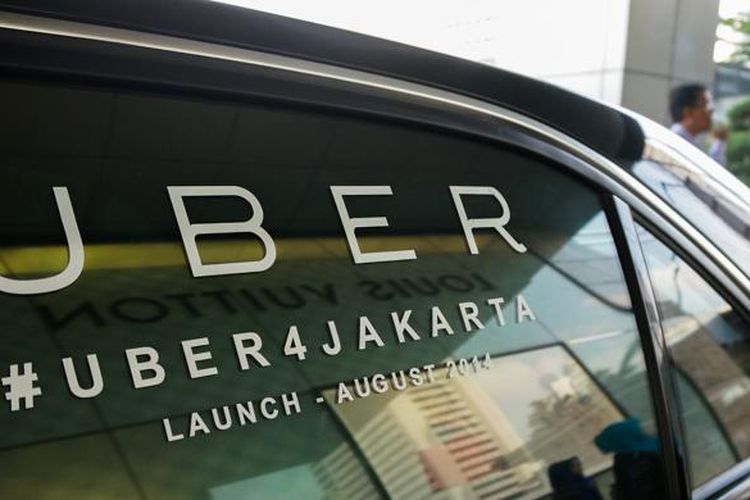 Stiker Uber di jendela belakang salah satu mobil sewaan