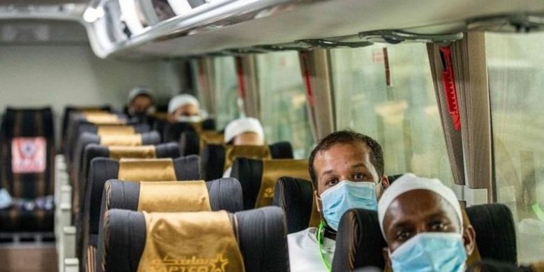 Calon jemaah haji 2020 diangkut dengan bus dengan protokol jaga jarak.