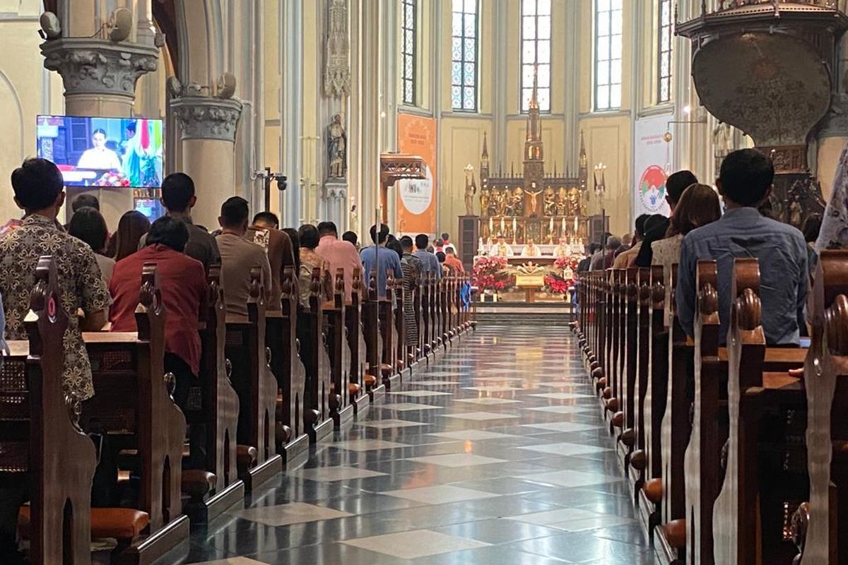 Suasana misa pontifikal di Gereja Katedral Jakarta, Jakarta Pusat, Senin (25/12/2023)