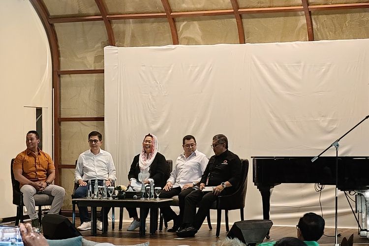 Putri Presiden ke-4 Abdurahman Wahid, Yenny Wahid duduk bersama dengan Ketua TPN Ganjar-Mahfud Arsjad Rasjid, Wakil Ketua TPN Andika Perkasa, Ketum Perindo Hary Tanoesoedibjo dan Sekjen PDI-P Hasto Kristiyanto, di Hotel Borobudur, Jakarta, Jumat (27/10/2023).