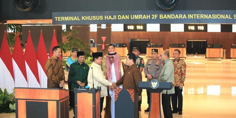 Presiden RI Prabowo Subianto bersalaman dengan Menteri Badan Usaha Milik Negara (BUMN) Erick Thohir dan didampingi para Menteri Kabinet Merah Putih, pimpinan Danantara, Direktur Utama InJourney, Direktur Utama InJourney Airports dan Direktur Utama Garuda Indonesia, meresmikan Terminal Khusus Haji dan Umrah 2F Bandara Soekarno-Hatta, Minggu (4/5/2025).