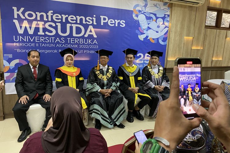 Reynaldi Mbayang, aktor dan penyanyi, menjadi salah di antara 1.927 lulusan UT yang diwisuda pada 25 Juli 2023 di UTCC, Tangerang Selatan.
