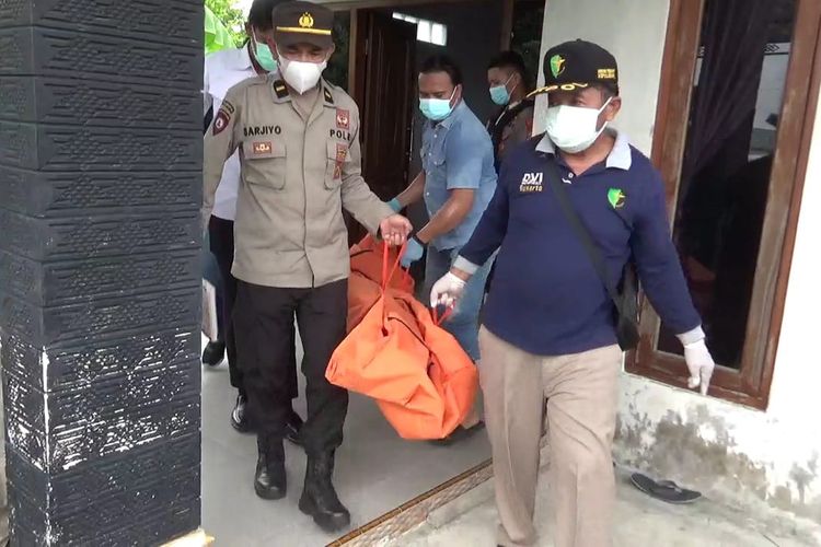 Tim Polsek Geger dan Inafis Satreskrim Polres Madiun mengevakuasi jasad Widodo (38), seorang pegawai rumah sakit yang ditemukan tewas di rumah kontrakannya di Desa Kertosari, Kecamatan Geger, Kabupaten Madiun, Jawa Timur, Senin (25/3/2024).