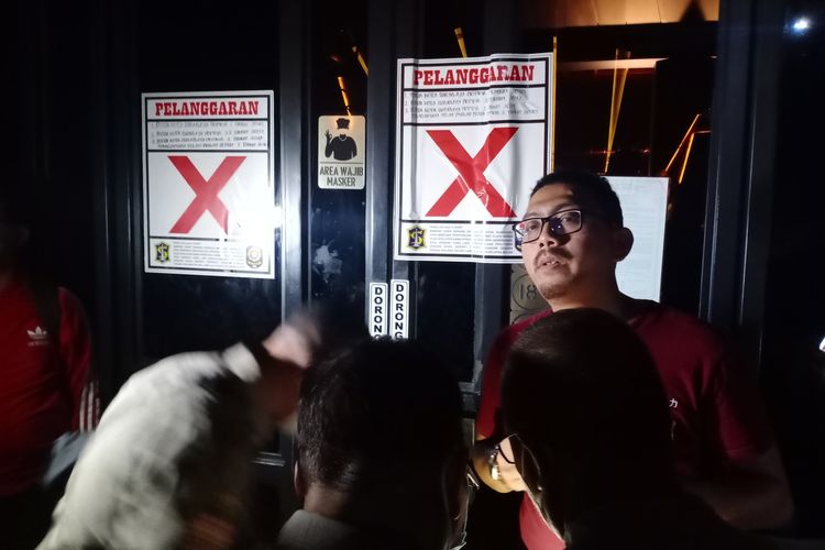 Satpol PP Kota Surabaya, Jawa Timur, menyegel outlet Holywings di Jalan Basuki Rahmat, Surabaya, Rabu (28/6/2022) malam.