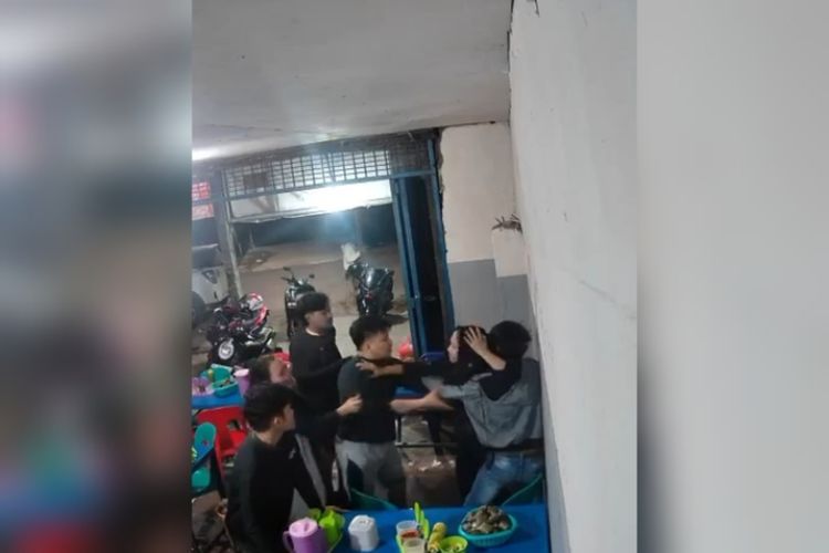 Potongan gambar yang memperlihatkan dua pemuda melakukan aksi pengeroyokan terhadap seorang pria di sebuah warung coto Makassar di bilangan Jalan Abdullah Daeng Sirua, Kecamatan Panakkukang, Kota Makassar, Sulsel, Senin (17/7/2023)