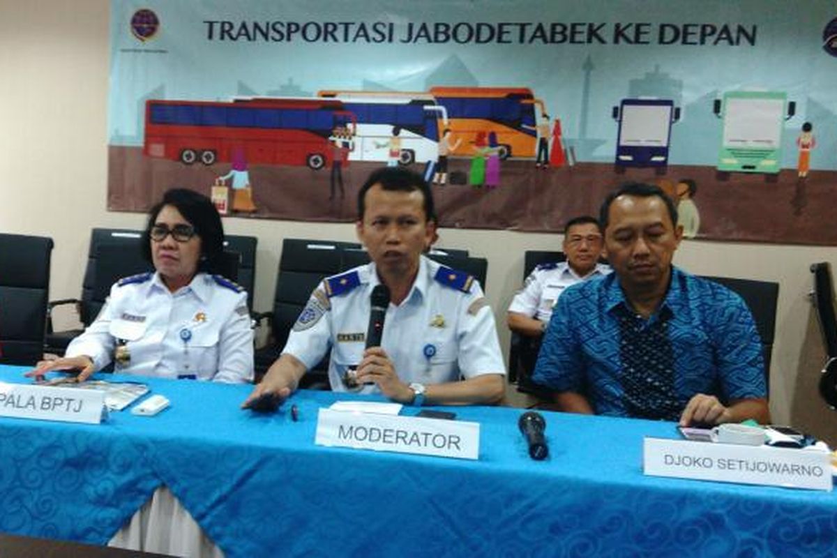 Dari kiri ke kanan foto, Pengamat Transportasi Darmaningtyas, Kepala BPTJ Elly Andriani Sinaga, moderator acara, dan Wakil Ketua Masyarakat Transportasi Indonesia (MTI) Djoko Setijowarno dalam diskusi di kantor BPTJ, Jakarta Selatan. Jumat (22/7/2016).