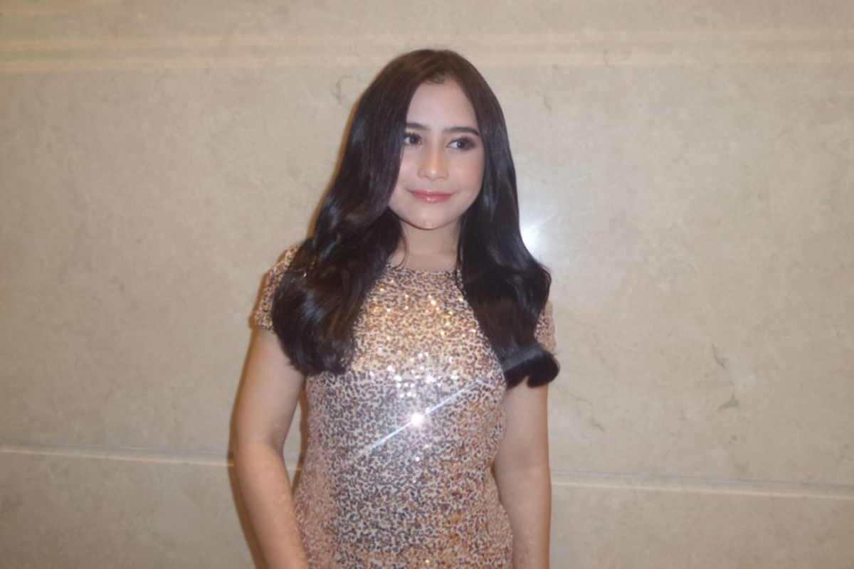 Prilly Latuconsina berpose saat menghadiri acara pengumuman nominasi Festival Film Indonesia (FFI) 2017 di Raffles Hotel, Jakarta Selatan, Kamis (5/10/2017) malam.