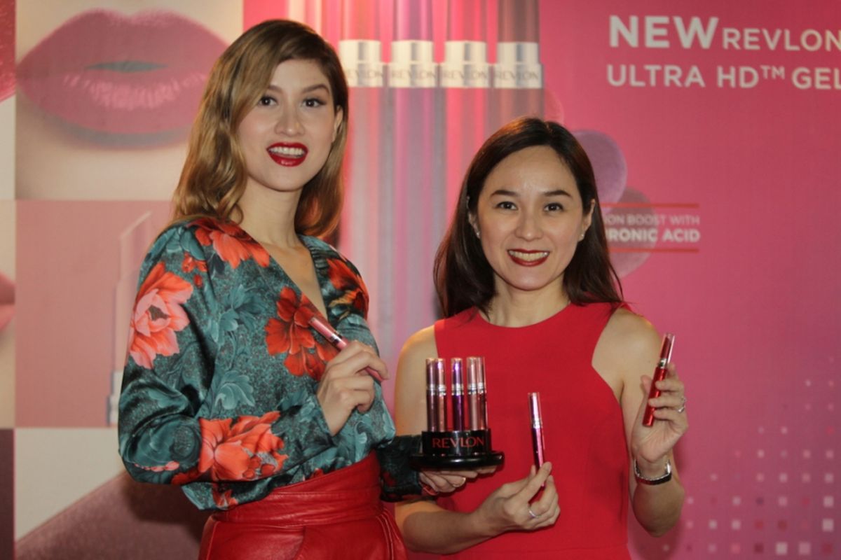 Penyanyi Millane Fernandez (kiri) dan GM Revlon Cosmetic, Hair Color and Fragrance Revlon Indonesia, Vina L Geronimo, dalam acara peluncuran Revlon Ultra HD Gel Lip Color di Jakarta (5/4).