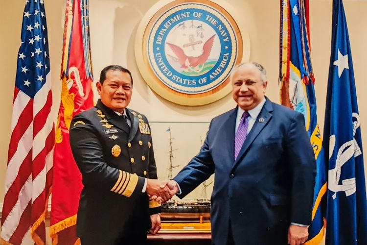 Kepala Staf Angkatan Laut (KSAL) Laksamana Yudo Margono US Secretary of the Navy (US SECNAV) Carlos Del Toro di Washington DC, AS, Kamis (30/3/2022).